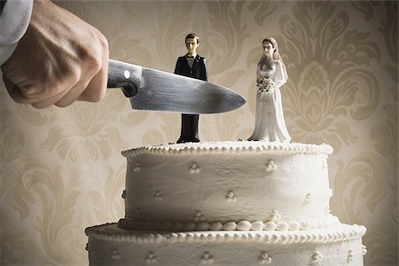 divórcio - Wedding cake visual metaphor with figurine cake toppers Foto de stock - Royalty Free Premium, Número: 640-02768726