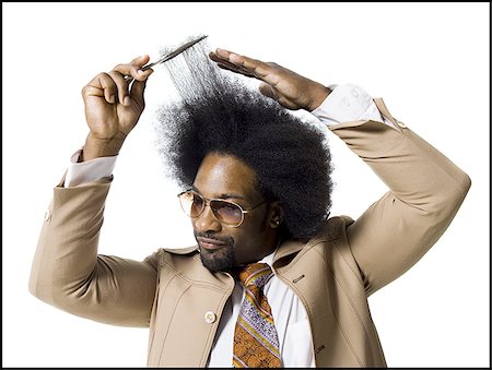 peine (cabello) - Man with an afro in beige suit combing with a hair pick Foto de stock - Sin royalties Premium, Código: 640-02769207