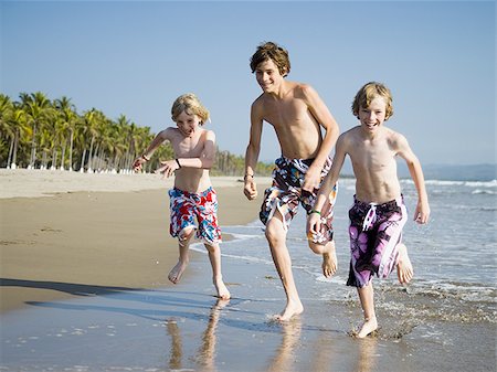 simsearch:640-02769656,k - Three boys playing on beach Foto de stock - Sin royalties Premium, Código: 640-02769232