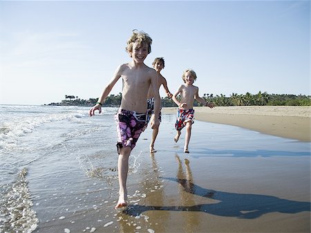 simsearch:640-02769656,k - Three boys playing on beach Foto de stock - Sin royalties Premium, Código: 640-02769233