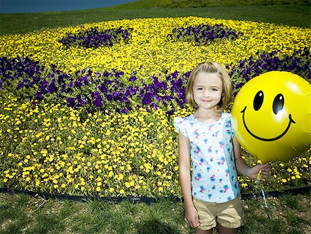smiley - Jeune fille sur une colline en tenant le ballon happy face Photographie de stock - Premium Libres de Droits, Code: 640-02769324