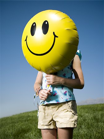 smiley - Jeune fille sur une colline en tenant le ballon happy face Photographie de stock - Premium Libres de Droits, Code: 640-02769323