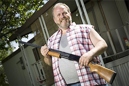 redneck facial hair - Homme avec un fusil de chasse en surpoids Photographie de stock - Premium Libres de Droits, Code: 640-02769445