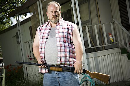 redneck facial hair - Homme avec un fusil de chasse en surpoids Photographie de stock - Premium Libres de Droits, Code: 640-02769446