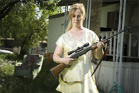 simsearch:640-01355830,k - Woman in trailer park with a rifle Foto de stock - Sin royalties Premium, Código: 640-02769453