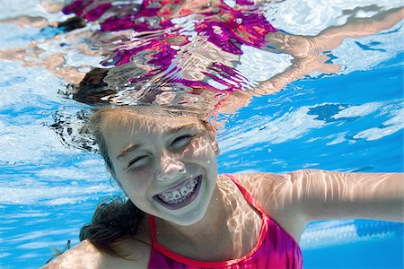 simsearch:640-02769541,k - Fille de nager sous l'eau dans la piscine Photographie de stock - Premium Libres de Droits, Code: 640-02769482