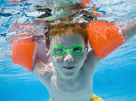 flotadores de agua - Boy swimming underwater in pool Foto de stock - Sin royalties Premium, Código: 640-02769496