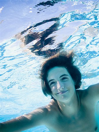 Boy swimming underwater in pool Foto de stock - Sin royalties Premium, Código: 640-02769553