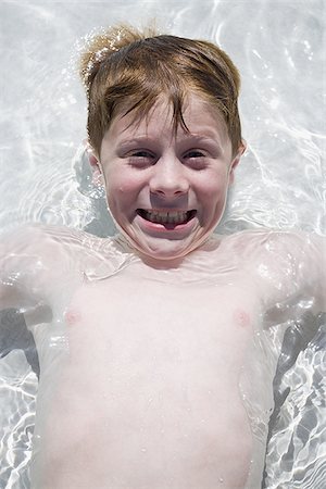 Young boy in wading pool Stock Photo - Premium Royalty-Free, Code: 640-02769612