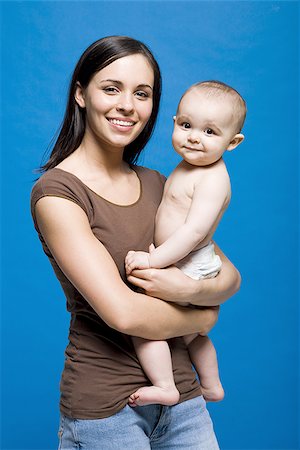 simsearch:640-01458949,k - Bébé de tenue de femme souriant Photographie de stock - Premium Libres de Droits, Code: 640-02774104