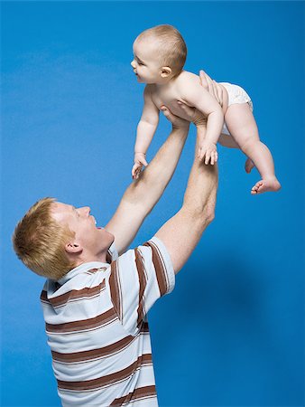 simsearch:640-01458949,k - Bébé holding homme au sourire de l'air Photographie de stock - Premium Libres de Droits, Code: 640-02774105