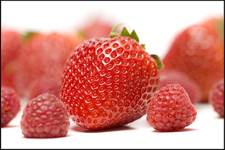 strawberries and raspberries - Strawberry and raspberry Stock Photo - Premium Royalty-Free, Code: 640-02774271