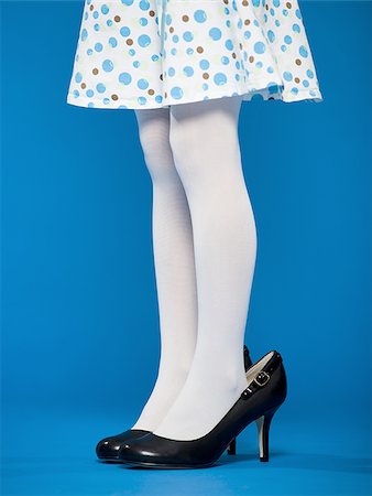 debajo de la cintura - Girl in high heeled shoes waist down profile Foto de stock - Sin royalties Premium, Código: 640-02774378