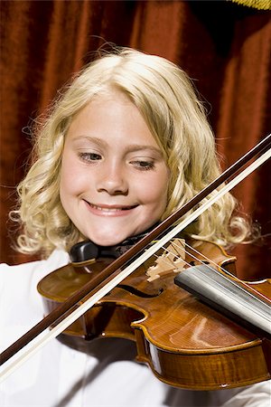 simsearch:640-02772211,k - Girl playing violin Foto de stock - Sin royalties Premium, Código: 640-02774461