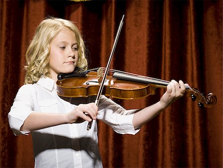 simsearch:640-06963177,k - Violon jeu de fille sur scène Photographie de stock - Premium Libres de Droits, Code: 640-02774463