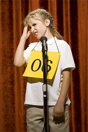 simsearch:640-02774524,k - Candidat à la jeune fille debout à la pensée de microphone Photographie de stock - Premium Libres de Droits, Code: 640-02774518