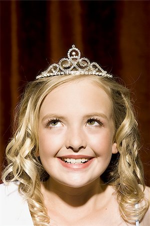 simsearch:640-01575004,k - Closeup of girl with tiara looking up smiling Foto de stock - Sin royalties Premium, Código: 640-02774581