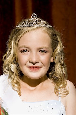 Closeup of girl with tiara looking up smiling Fotografie stock - Premium Royalty-Free, Codice: 640-02774582
