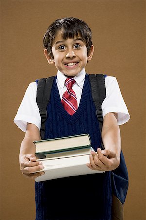 simsearch:640-02774651,k - Boy with backpack holding textbooks smiling Foto de stock - Sin royalties Premium, Código: 640-02774603
