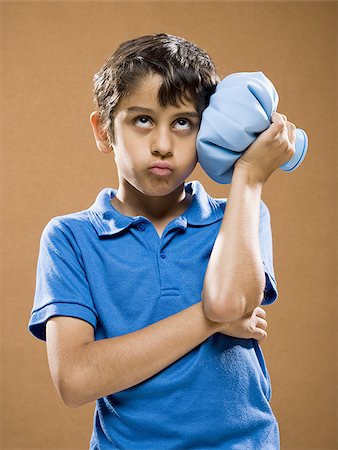 sick ice pack - Boy holding ice pack to head Stock Photo - Premium Royalty-Free, Code: 640-02774636
