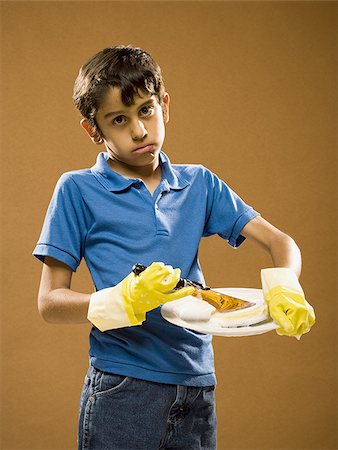 simsearch:640-02774651,k - Boy with rubber gloves scrubbing plate Foto de stock - Sin royalties Premium, Código: 640-02774641