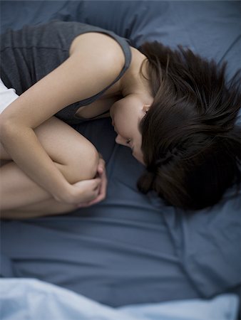 simsearch:640-02774723,k - Woman in bed sleeping curled up Foto de stock - Sin royalties Premium, Código: 640-02774730