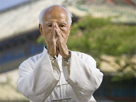 Man doing Kung Fu outdoors with pagoda in background Stock Photo - Premium Royalty-Free, Code: 640-02775060