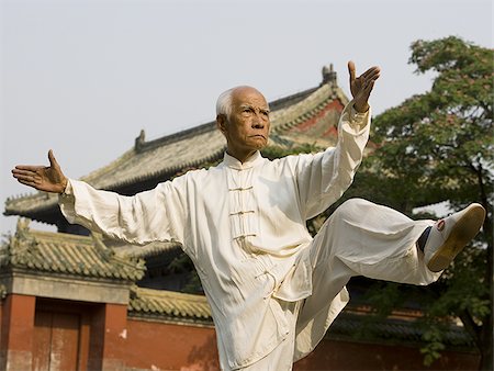 Homme fait Kung Fu en plein air avec pagode en arrière-plan Photographie de stock - Premium Libres de Droits, Code: 640-02775063