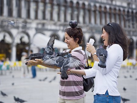 simsearch:640-03258560,k - Zwei Frauen in öffentlichen Platz mit Tauben lachen Stockbilder - Premium RF Lizenzfrei, Bildnummer: 640-02775435