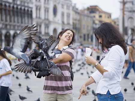 simsearch:640-03258560,k - Zwei Frauen in öffentlichen Platz mit Tauben lachen Stockbilder - Premium RF Lizenzfrei, Bildnummer: 640-02775438