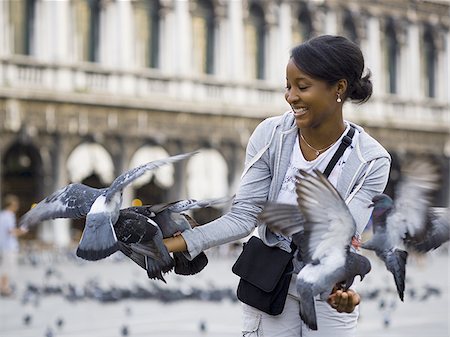 simsearch:640-01601762,k - Femme sur une place publique avec des pigeons souriant Photographie de stock - Premium Libres de Droits, Code: 640-02775442
