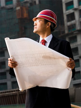 Construction site foreman with blueprints outdoors Foto de stock - Sin royalties Premium, Código: 640-02775510