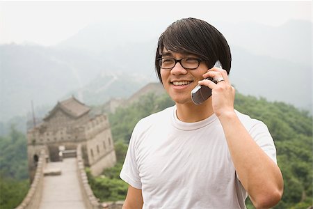 simsearch:640-02776034,k - Junger Mann an der chinesischen Mauer auf einem Mobiltelefon. Stockbilder - Premium RF Lizenzfrei, Bildnummer: 640-02776068