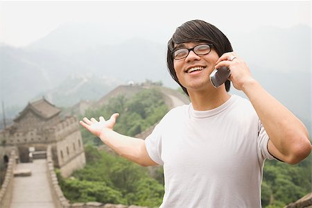 simsearch:640-02776034,k - Junger Mann an der chinesischen Mauer auf einem Mobiltelefon. Stockbilder - Premium RF Lizenzfrei, Bildnummer: 640-02776069