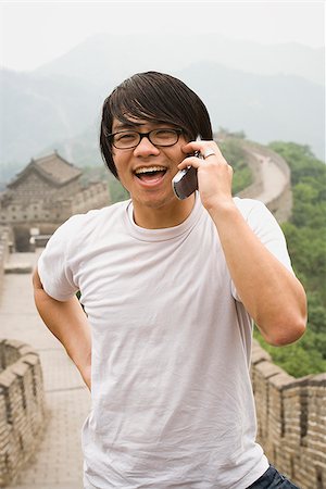 simsearch:640-02776034,k - Junger Mann an der chinesischen Mauer auf einem Mobiltelefon. Stockbilder - Premium RF Lizenzfrei, Bildnummer: 640-02776075