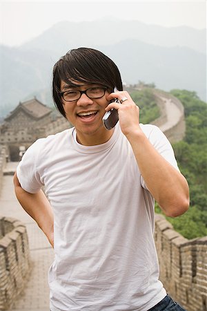 simsearch:640-02776034,k - Junger Mann an der chinesischen Mauer auf einem Mobiltelefon. Stockbilder - Premium RF Lizenzfrei, Bildnummer: 640-02776076