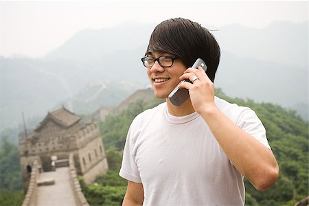 simsearch:640-02776034,k - Junger Mann an der chinesischen Mauer auf einem Mobiltelefon. Stockbilder - Premium RF Lizenzfrei, Bildnummer: 640-02776070