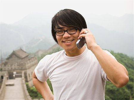 simsearch:640-02776034,k - Junger Mann an der chinesischen Mauer auf einem Mobiltelefon. Stockbilder - Premium RF Lizenzfrei, Bildnummer: 640-02776073