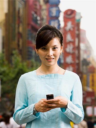 simsearch:640-02949616,k - Woman with a cell phone. Foto de stock - Royalty Free Premium, Número: 640-02776156