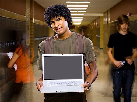 simsearch:640-02656194,k - Garçon de l'école secondaire à l'école avec un ordinateur portable. Photographie de stock - Premium Libres de Droits, Code: 640-02776414