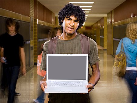 simsearch:640-02656194,k - Garçon de l'école secondaire à l'école avec un ordinateur portable. Photographie de stock - Premium Libres de Droits, Code: 640-02776415