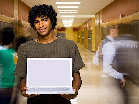 simsearch:640-02656194,k - Garçon de l'école secondaire à l'école avec un ordinateur portable. Photographie de stock - Premium Libres de Droits, Code: 640-02776418