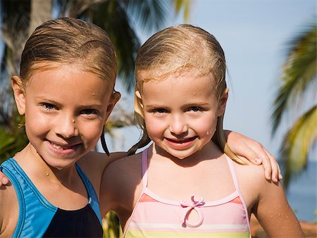 simsearch:640-02776656,k - Two girls at the beach. Foto de stock - Royalty Free Premium, Número: 640-02776655