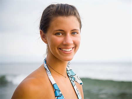 simsearch:640-02776656,k - Young woman at the beach. Foto de stock - Royalty Free Premium, Número: 640-02776666