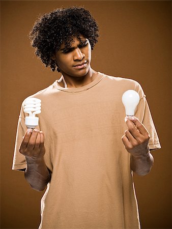 simsearch:640-02776882,k - junger Mann in ein braunes Hemd Glühbirnen halten. Stockbilder - Premium RF Lizenzfrei, Bildnummer: 640-02776879