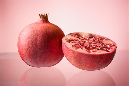 simsearch:640-02656973,k - Pomegranate and a half. Fotografie stock - Premium Royalty-Free, Codice: 640-02776943