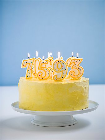 simsearch:640-02657375,k - gâteau blanc sur un plateau avec des bougies. Photographie de stock - Premium Libres de Droits, Code: 640-02777093