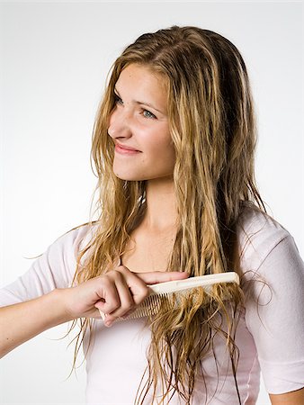 peinarse - Young woman combing hair. Foto de stock - Sin royalties Premium, Código: 640-02777190