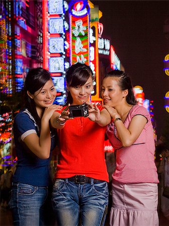 simsearch:640-02949618,k - three woman with a camera Stock Photo - Premium Royalty-Free, Code: 640-02777777