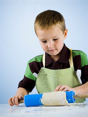 boy kneading dough Foto de stock - Sin royalties Premium, Código: 640-02777867